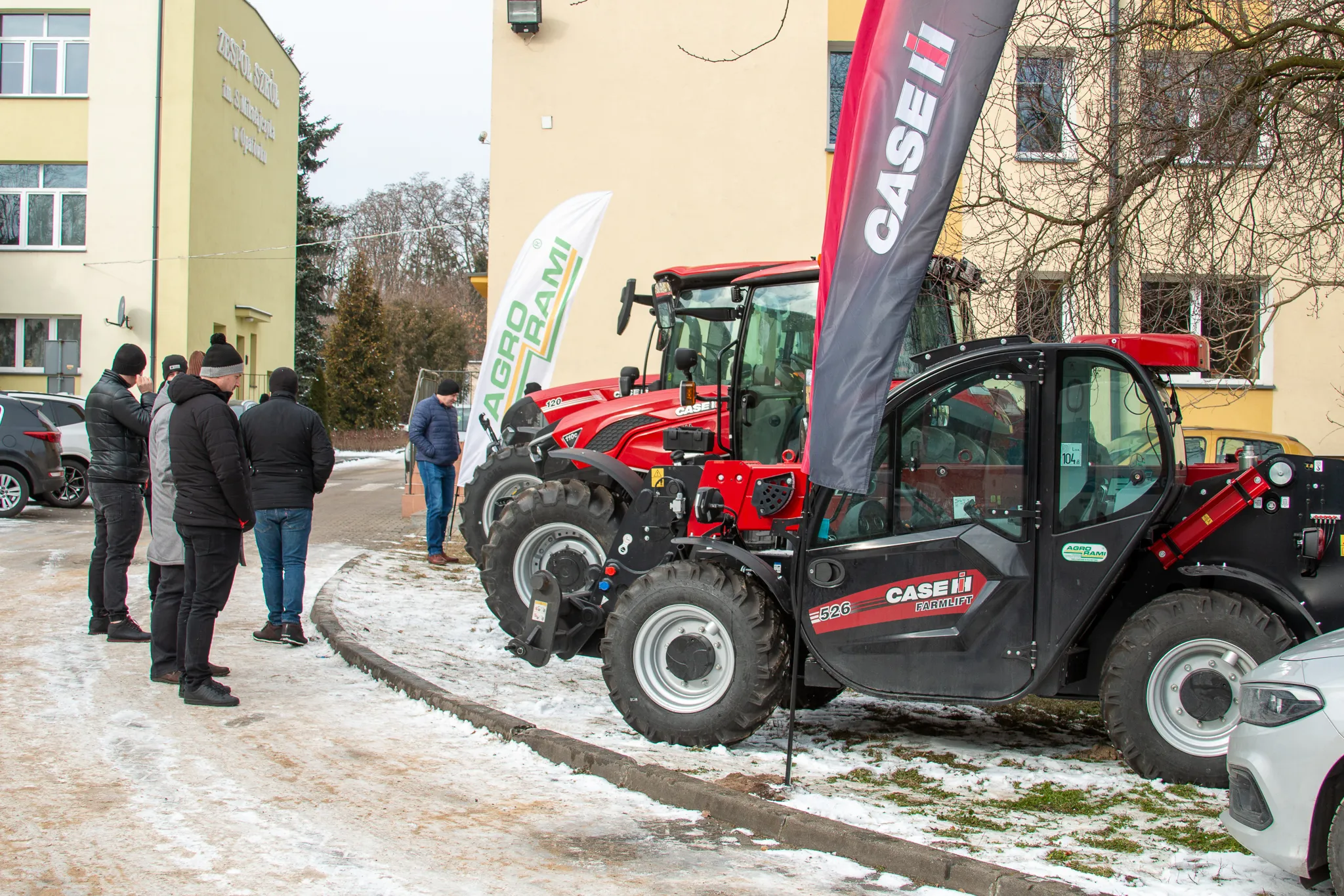 Rolnicy z Wielkopolski zapoznający się z ofertą maszyn Case IH podczas lokalnego spotkania Winter Tour.