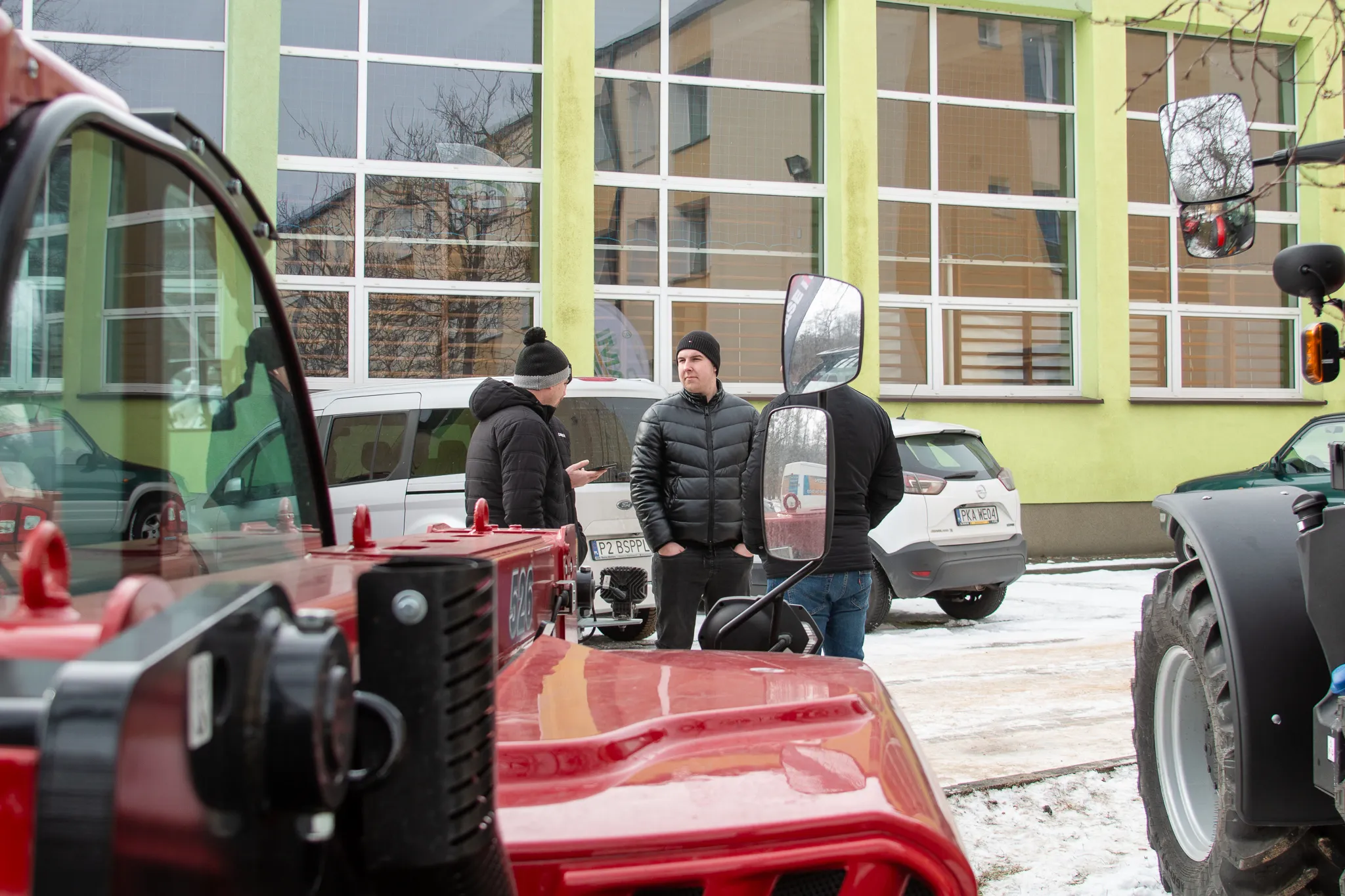 Grupa rolników i handlowców Agro-Rami omawiających parametry techniczne ciągnika Case IH podczas zimowych spotkań terenowych Winter Tour 2025.