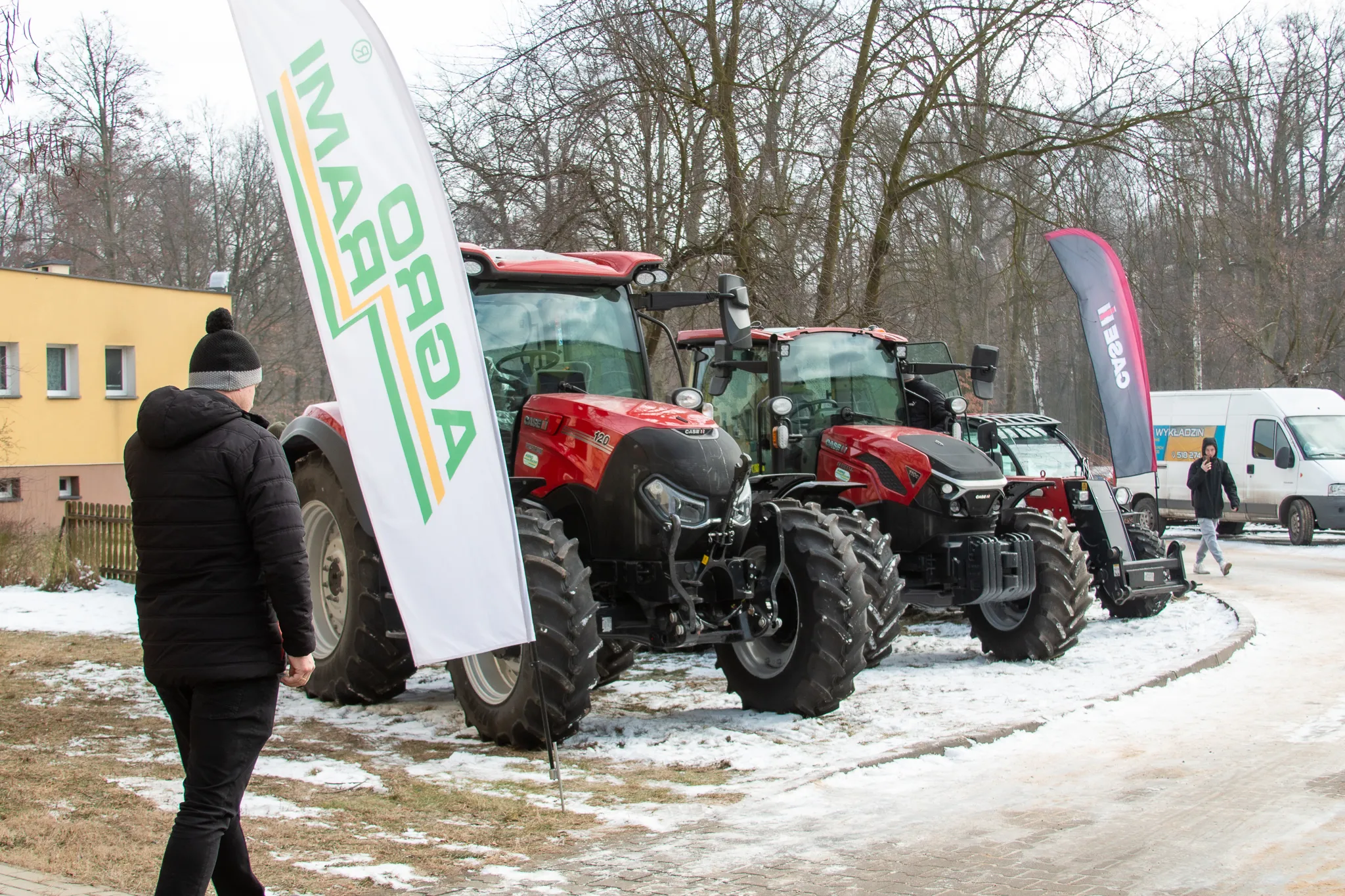 Ciągniki Case IH oraz maszyny rolnicze zaparkowane przed Salą Wiejską podczas wydarzenia Agro-Rami Winter Tour. Zima 2025.