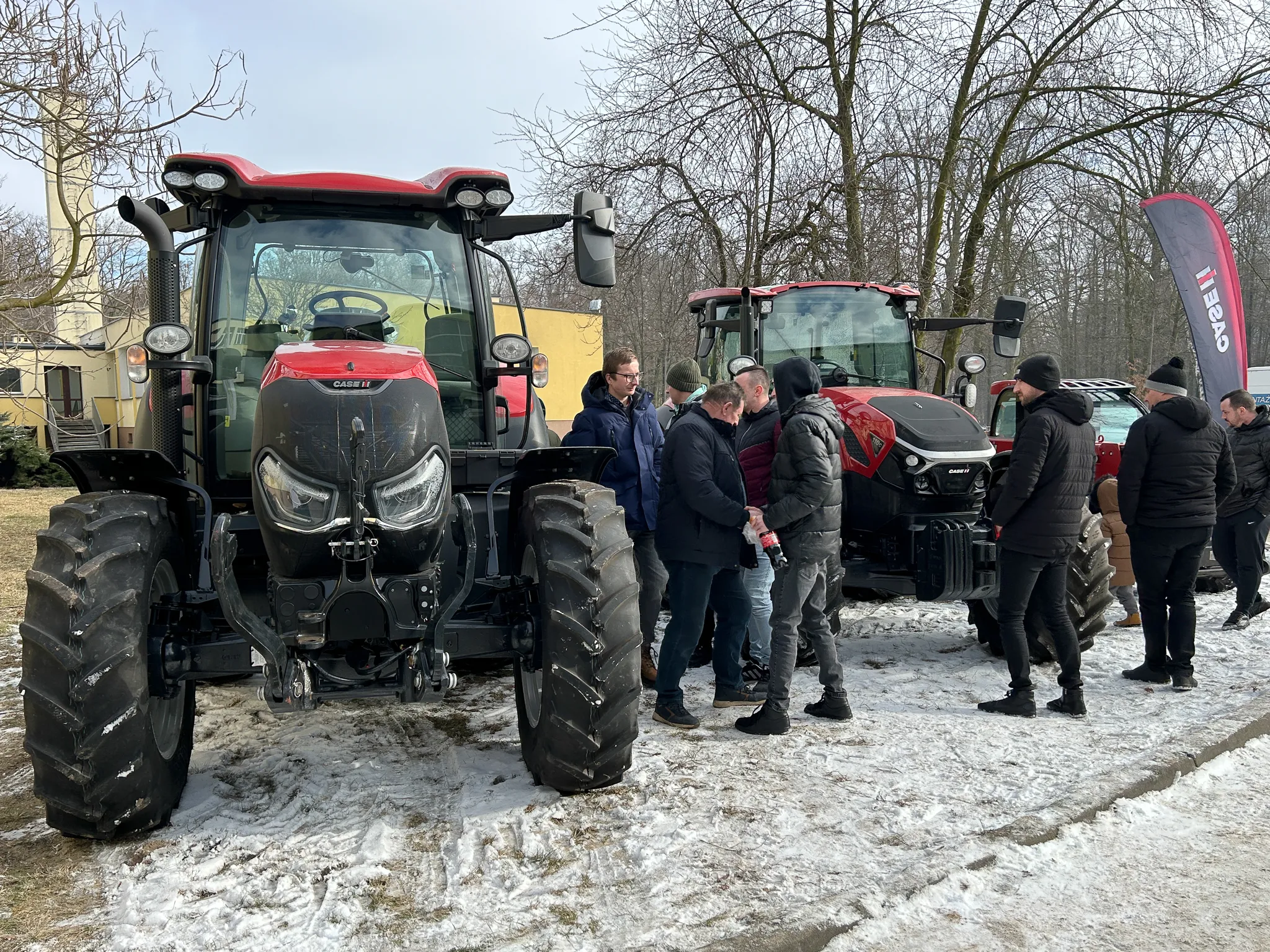 Grupa rolników i handlowców Agro-Rami omawiających parametry techniczne ciągnika Case IH podczas zimowych spotkań terenowych Winter Tour 2025.