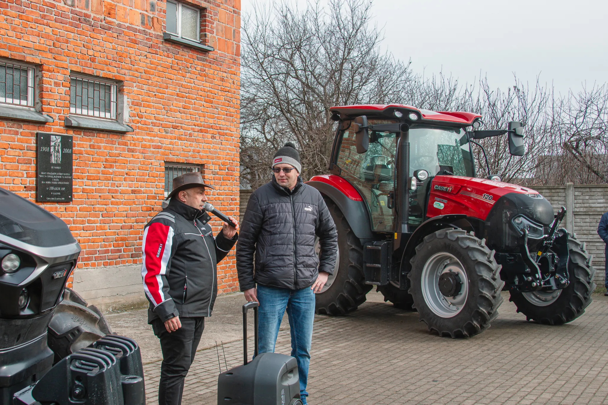 Spotkanie informacyjne Winter Tour – doradcy Agro-Rami omawiają nowości techniczne marki Case IH.