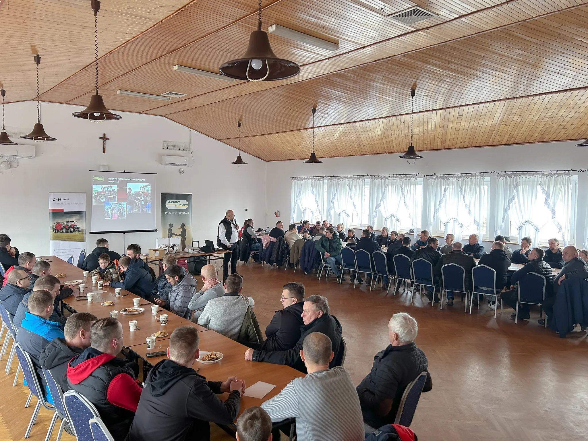 Dyskusja i prezentacja rozwiązań technicznych w ciągnikach Case IH z udziałem rolników i ekspertów Agro-Rami.