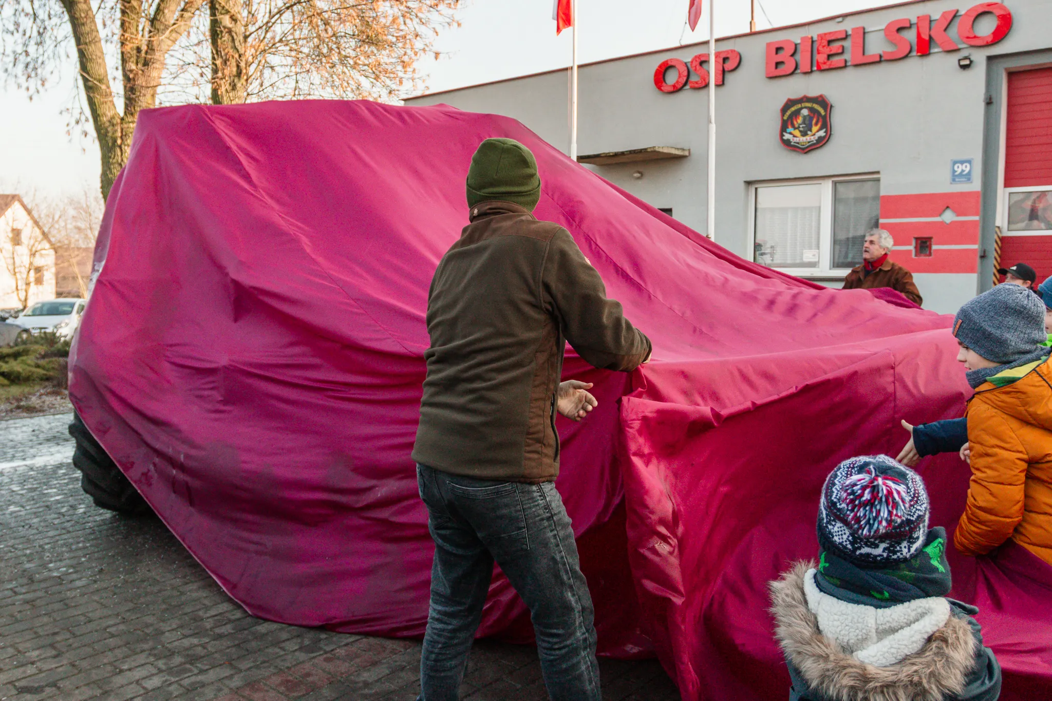 Ciągniki Case IH oraz maszyny rolnicze zaparkowane przed Salą Wiejską podczas wydarzenia Agro-Rami Winter Tour. Zima 2025.