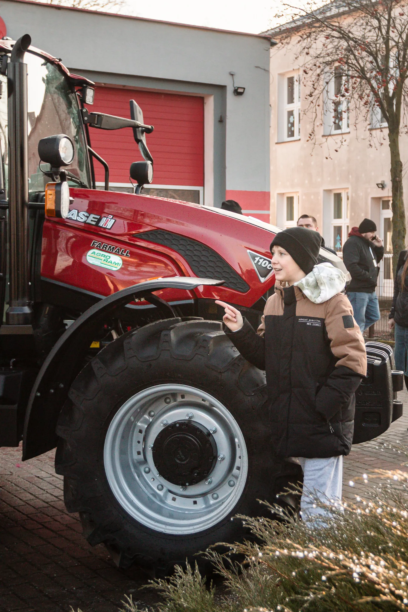Ciągniki Case IH oraz maszyny rolnicze zaparkowane przed Salą Wiejską podczas wydarzenia Agro-Rami Winter Tour. Zima 2025.
