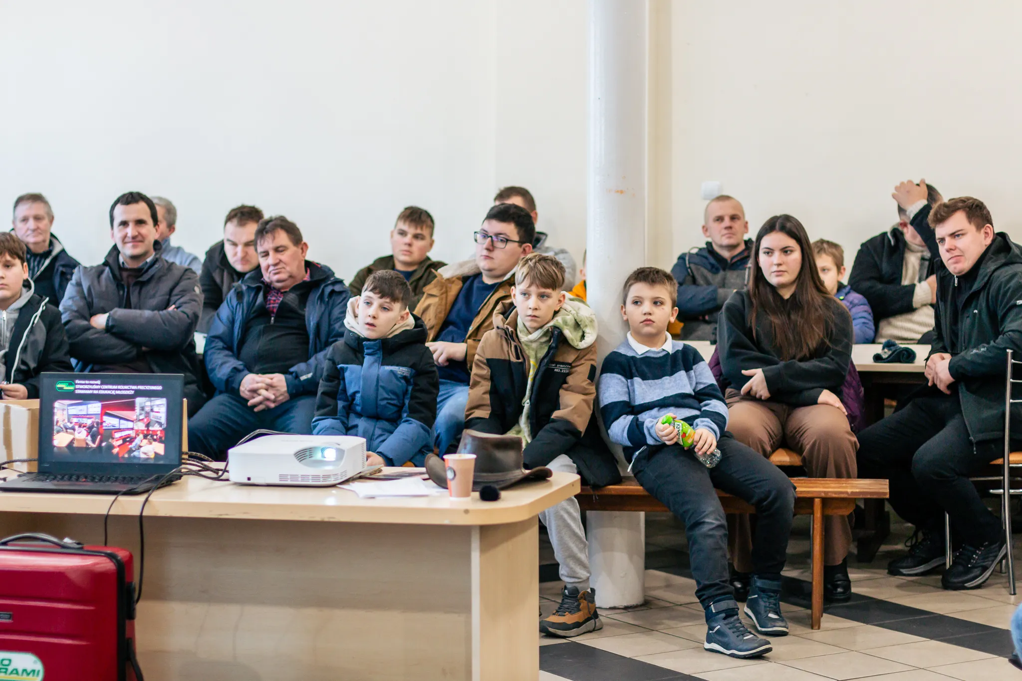 Spotkanie informacyjne dla lokalnych rolników w Sali Wiejskiej – prezentacja ofert finansowania fabrycznego Agro-Rami podczas Winter Tour 2025.