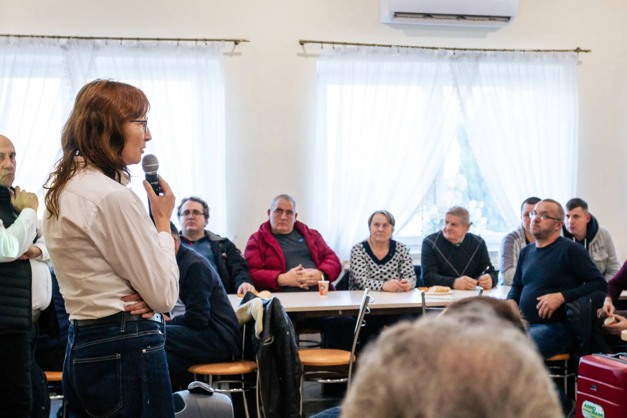 Spotkanie informacyjne dla lokalnych rolników w Sali Wiejskiej – prezentacja ofert finansowania fabrycznego Agro-Rami podczas Winter Tour 2025.