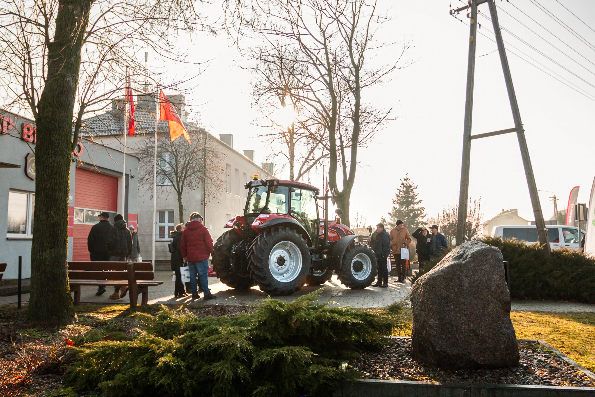 Ciągniki Case IH oraz maszyny rolnicze zaparkowane przed Salą Wiejską podczas wydarzenia Agro-Rami Winter Tour. Zima 2025.