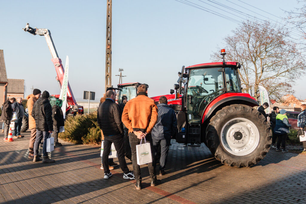 Ciągniki Case IH oraz maszyny rolnicze zaparkowane przed Salą Wiejską podczas wydarzenia Agro-Rami Winter Tour. Zima 2025.