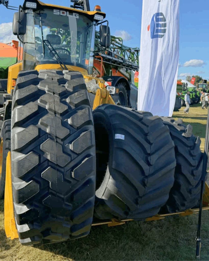 Wytrzymałe opony BKT dedykowane do ciężkich maszyn budowlanych i przemysłowych, wystawione na lądowisku w Gryźlinach z inicjatywy WCMB i Agro-Rami.